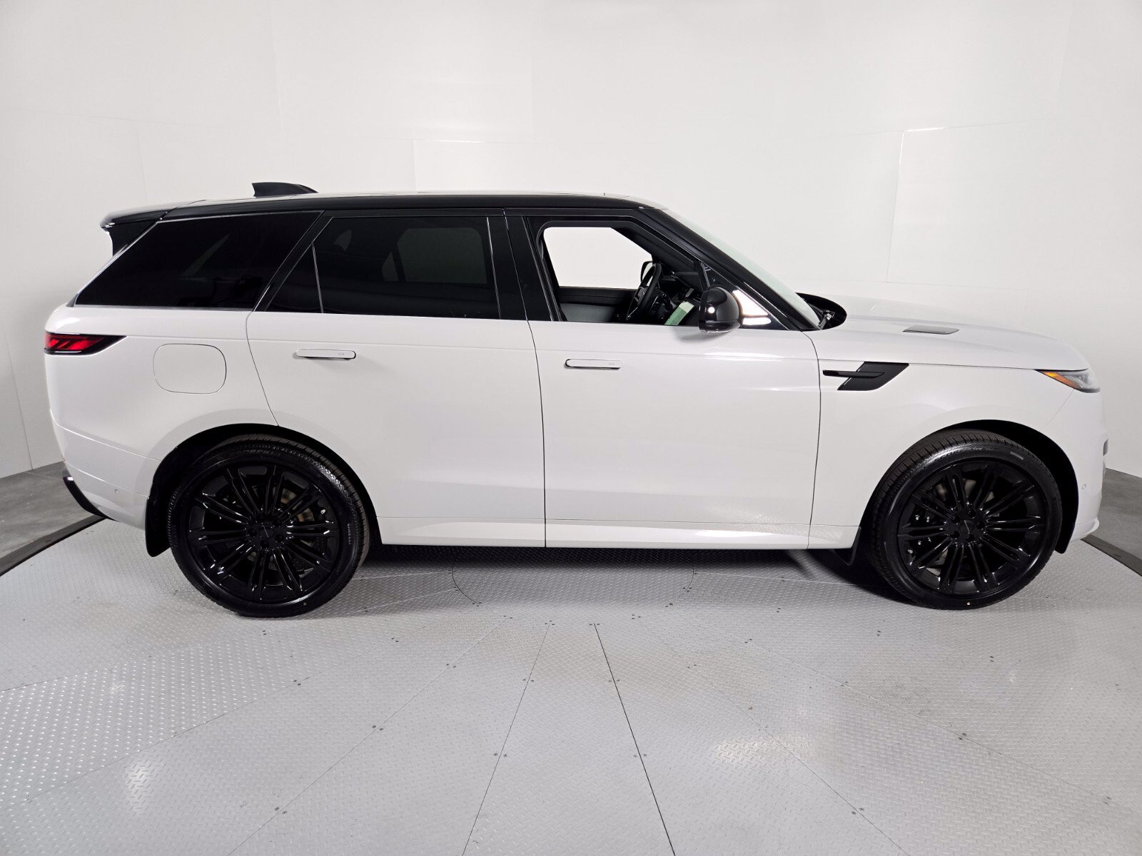 New 2026 Land Rover Range Rover Sport Dynamic SE AWD/4WD image 6