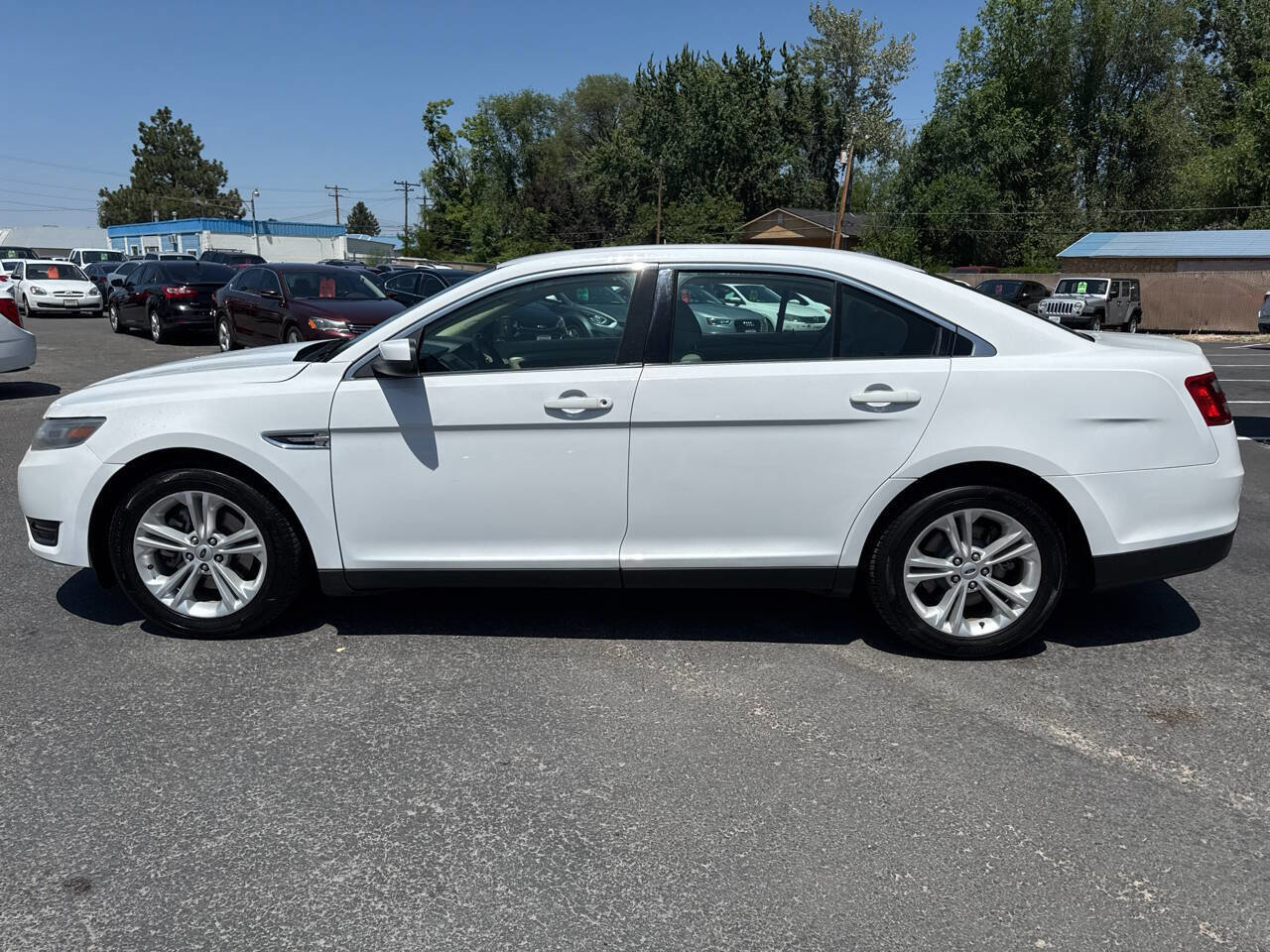 Used 2017 Ford Taurus SEL image 4