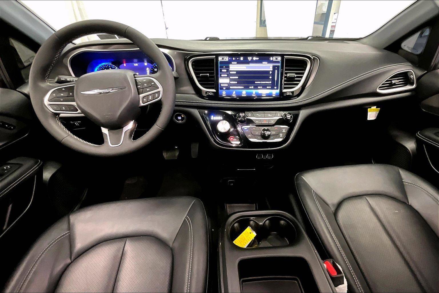 Used 2025 Chrysler Pacifica Select image 14