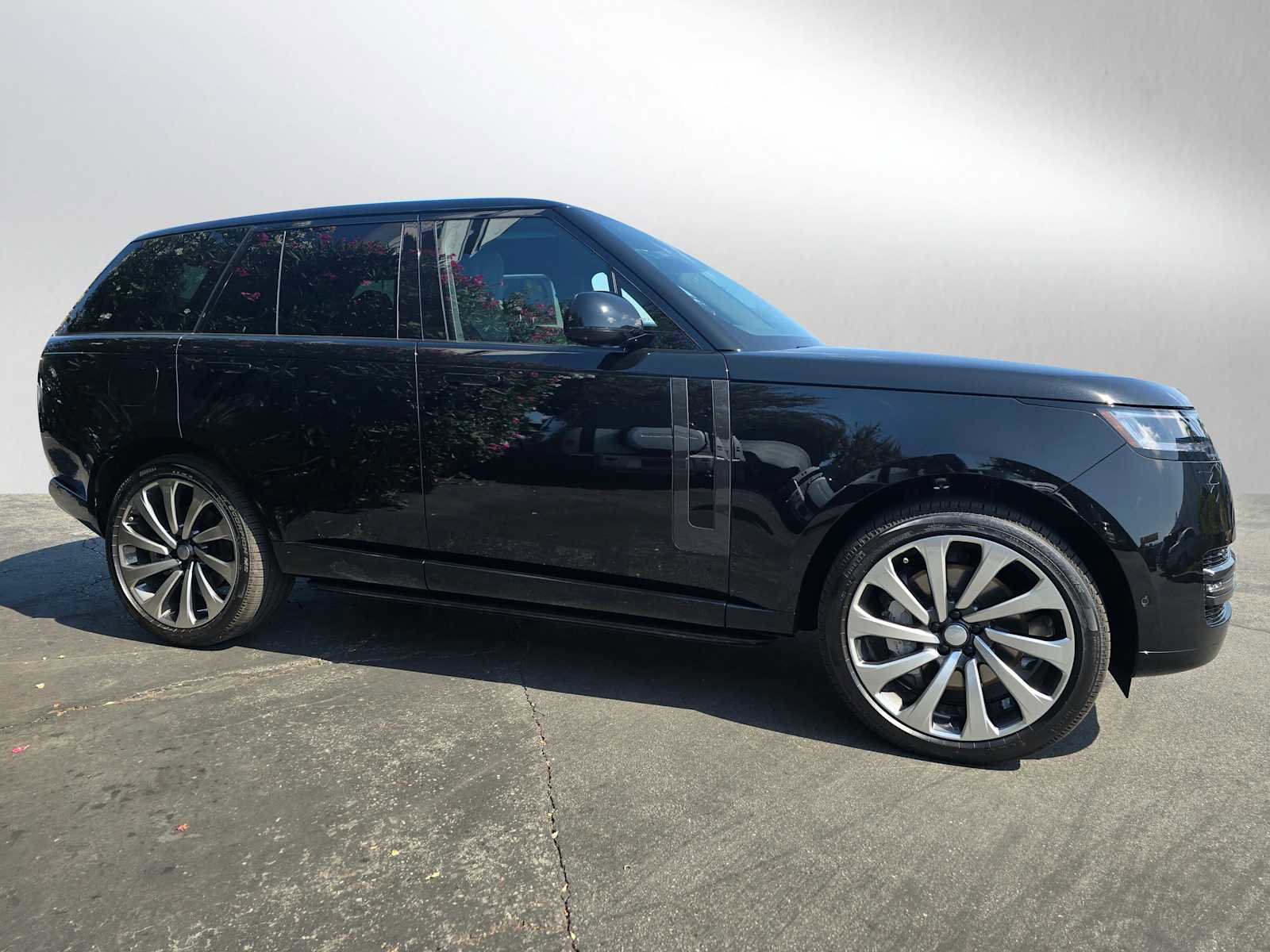 New 2025 Land Rover Range Rover SE image 2