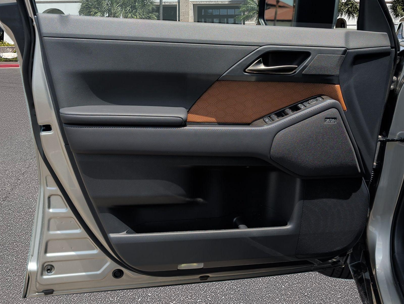 Certified 2025 Lexus GX 550 AWD/4WD image 8