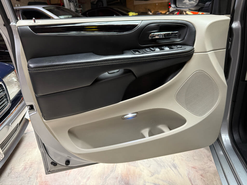 Used 2018 Dodge Grand Caravan SXT FWD image 29