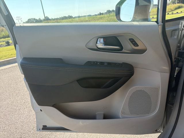 Used 2023 Chrysler Pacifica Touring-L FWD image 34