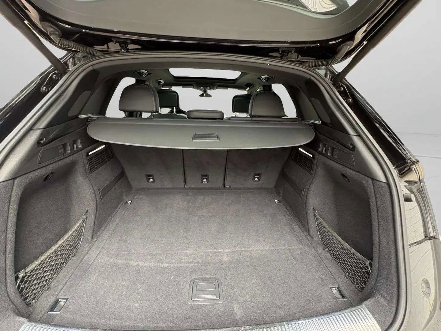 Used 2018 Audi SQ5 Premium Plus w/ Navigation Package image 18