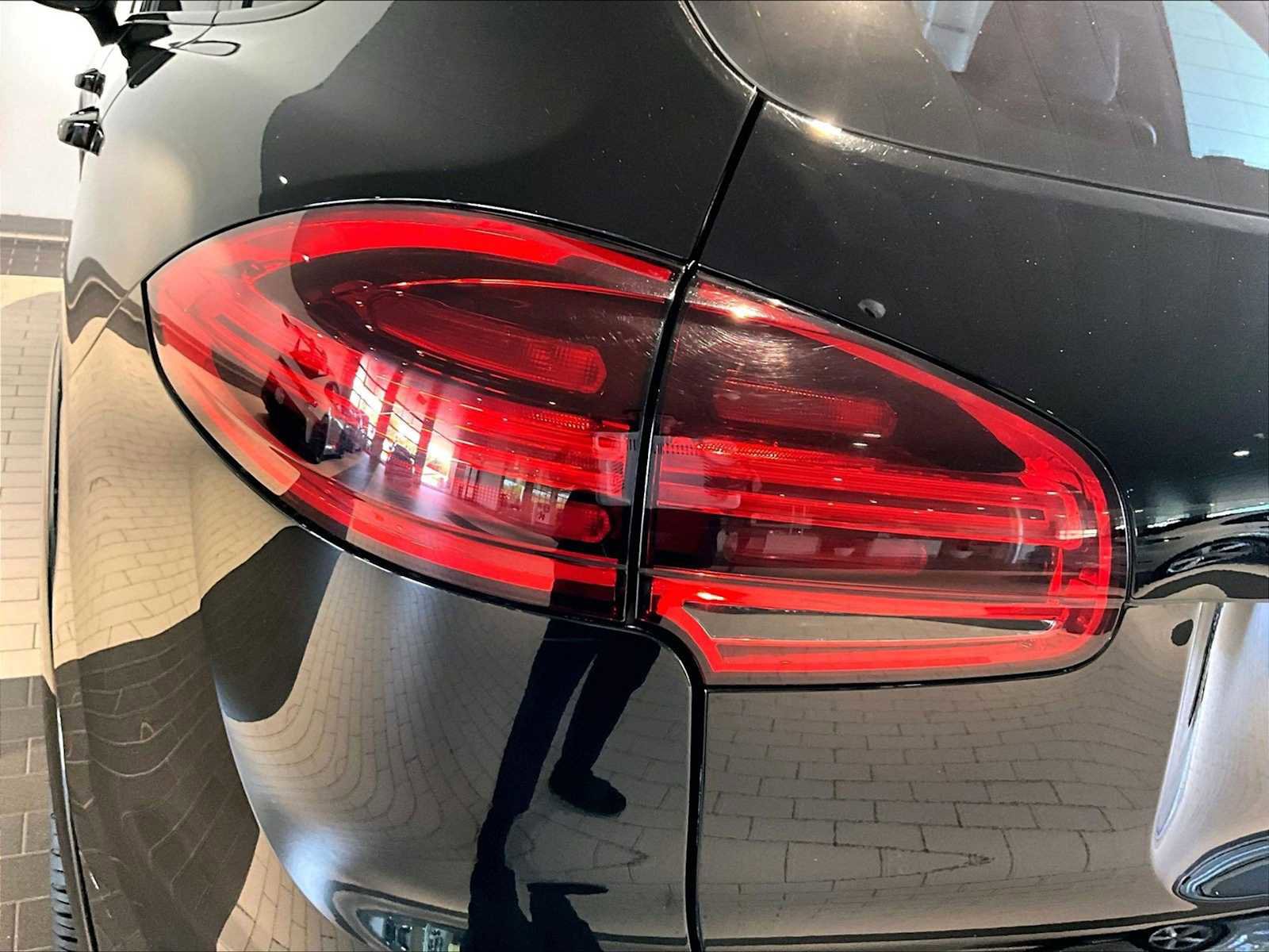 Used 2016 Porsche Cayenne Turbo image 34