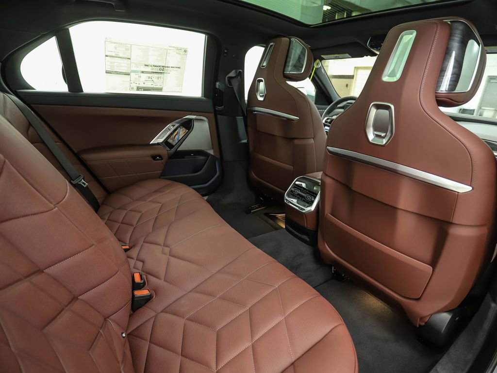 New 2026 BMW 750e xDrive image 28