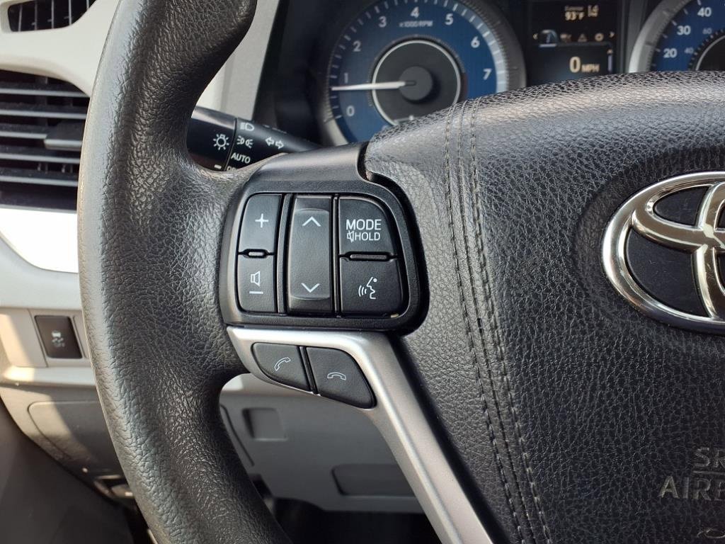 Used 2020 Toyota Sienna L image 15