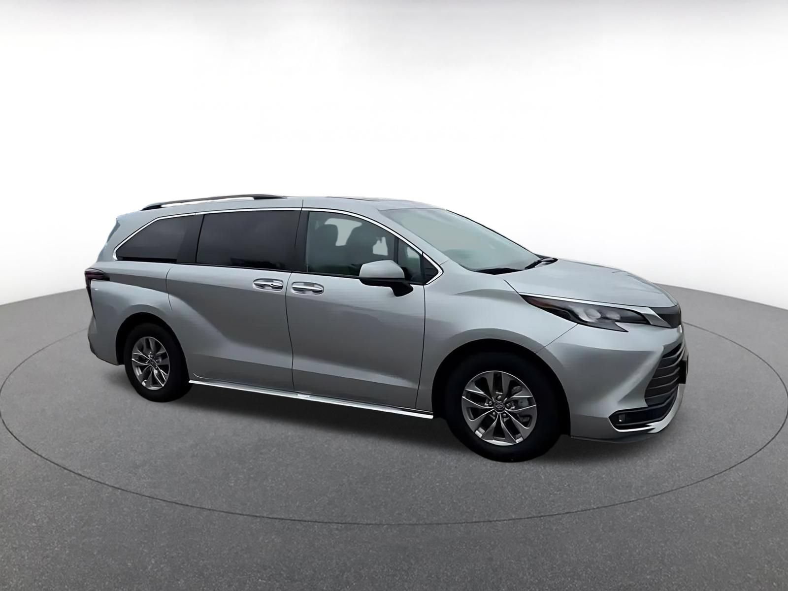 Used 2025 Toyota Sienna XLE FWD image 2