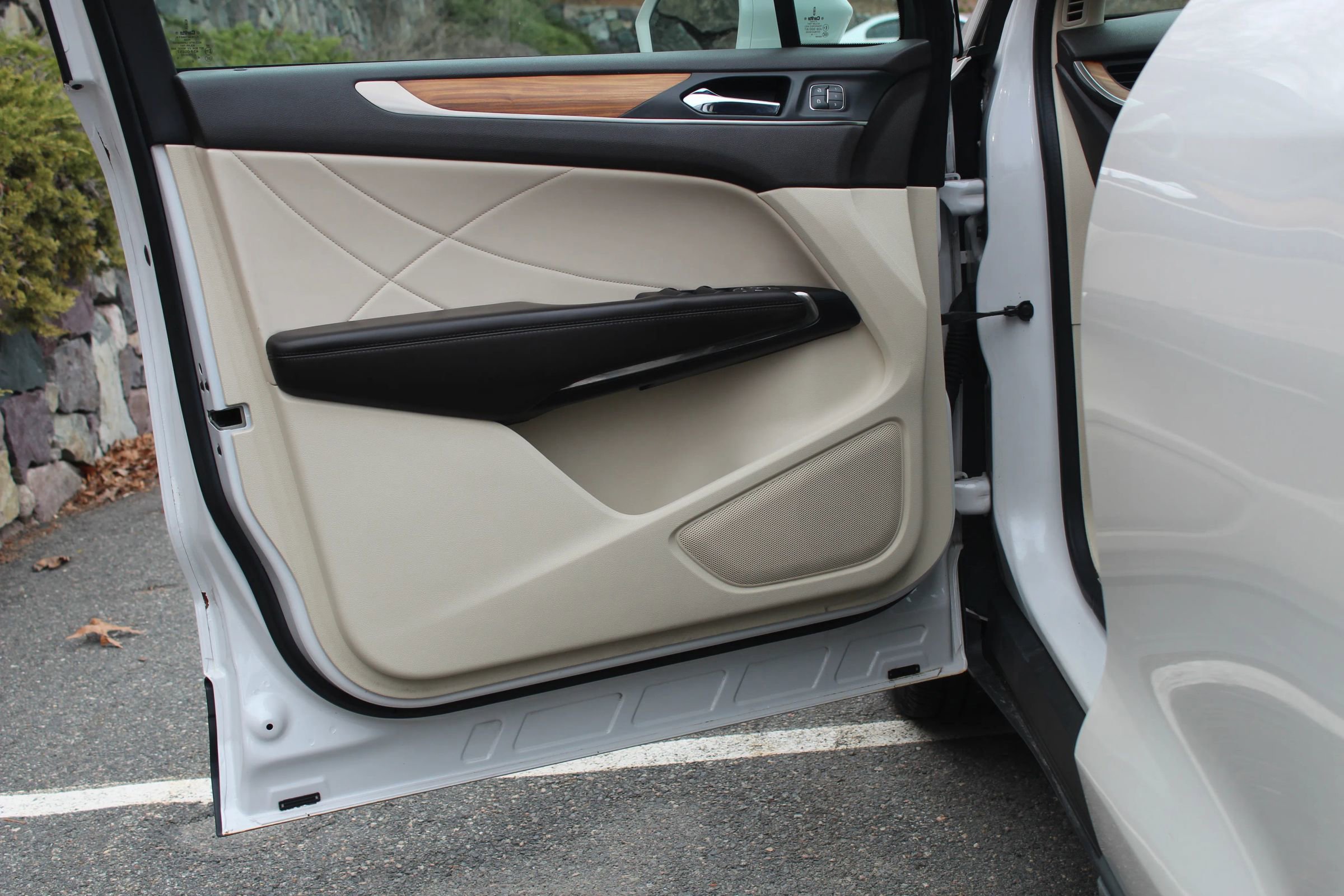 Used 2015 Lincoln MKC Sport Utility 4D w/ Equipment Group 102A Reserve image 12