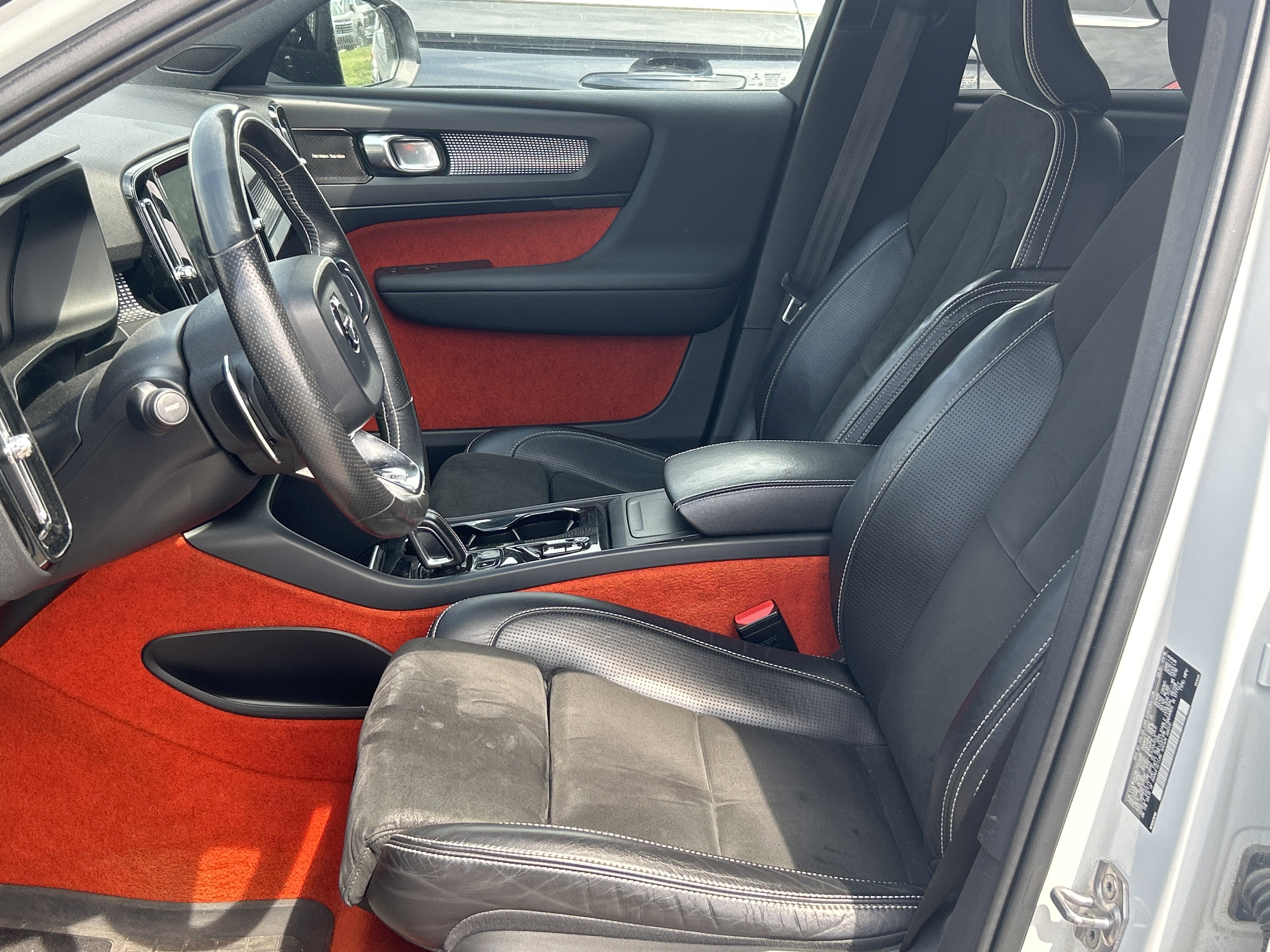 Used 2019 Volvo XC40 T5 R-Design AWD/4WD image 2