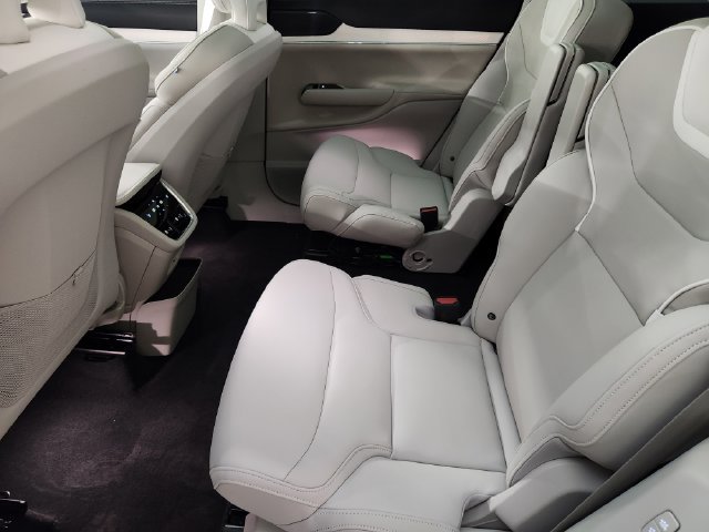 New 2025 Volvo EX90 Plus AWD/4WD image 28