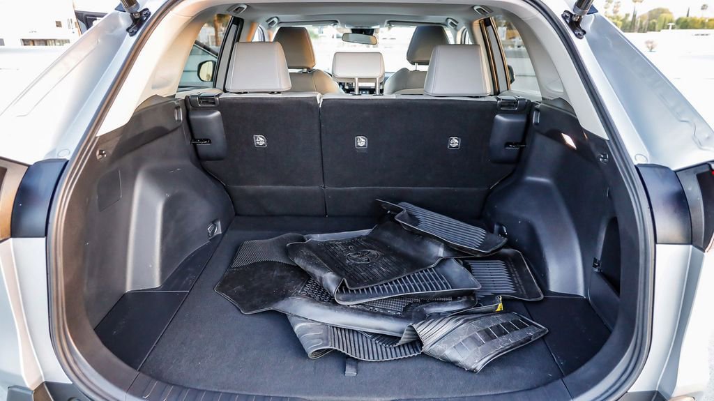 Used 2022 Toyota RAV4 XLE Premium image 31