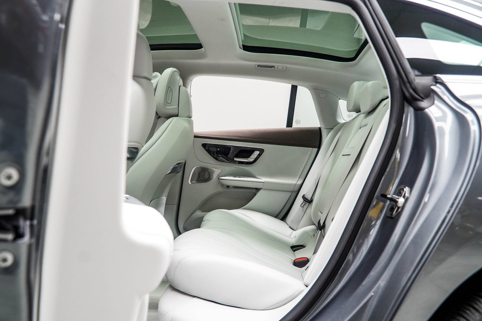 Used 2025 Mercedes-Benz EQE 500 4MATIC Sedan image 39