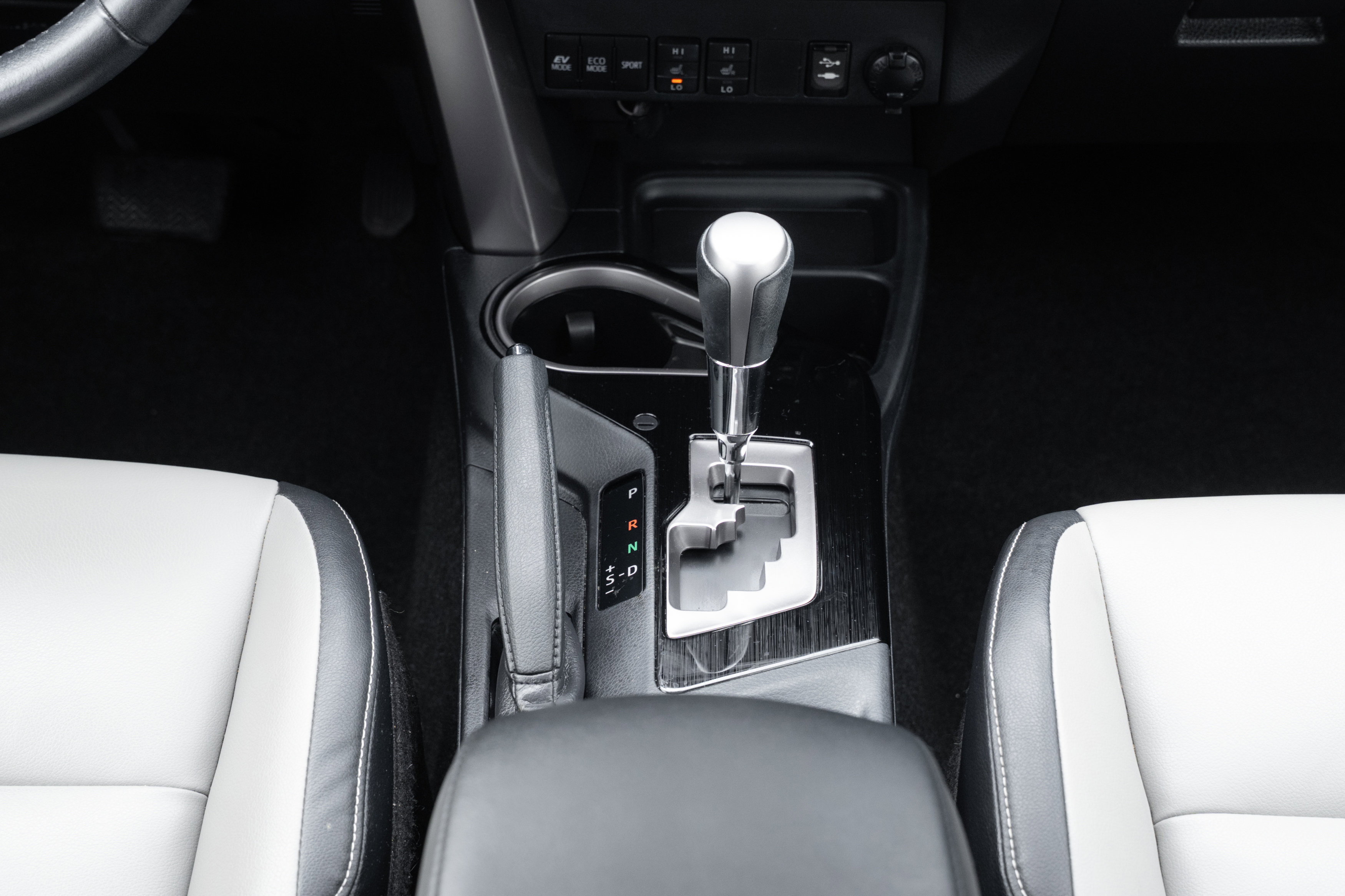 Used 2017 Toyota RAV4 Limited image 16