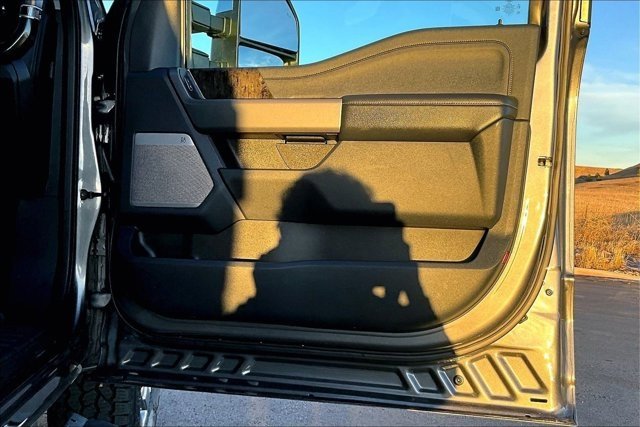 Used 2025 Ford F250 Lariat w/ Chrome Package image 28
