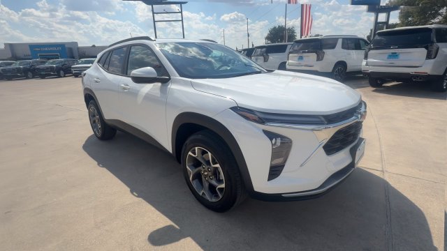 Used 2025 Chevrolet Trax LT FWD image 2
