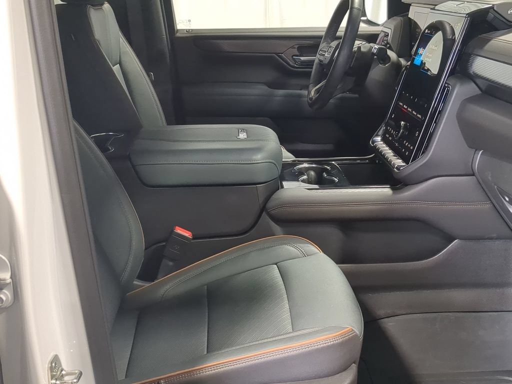Used 2025 GMC Yukon AT4 w/ AT4 Premium Package AWD/4WD image 28