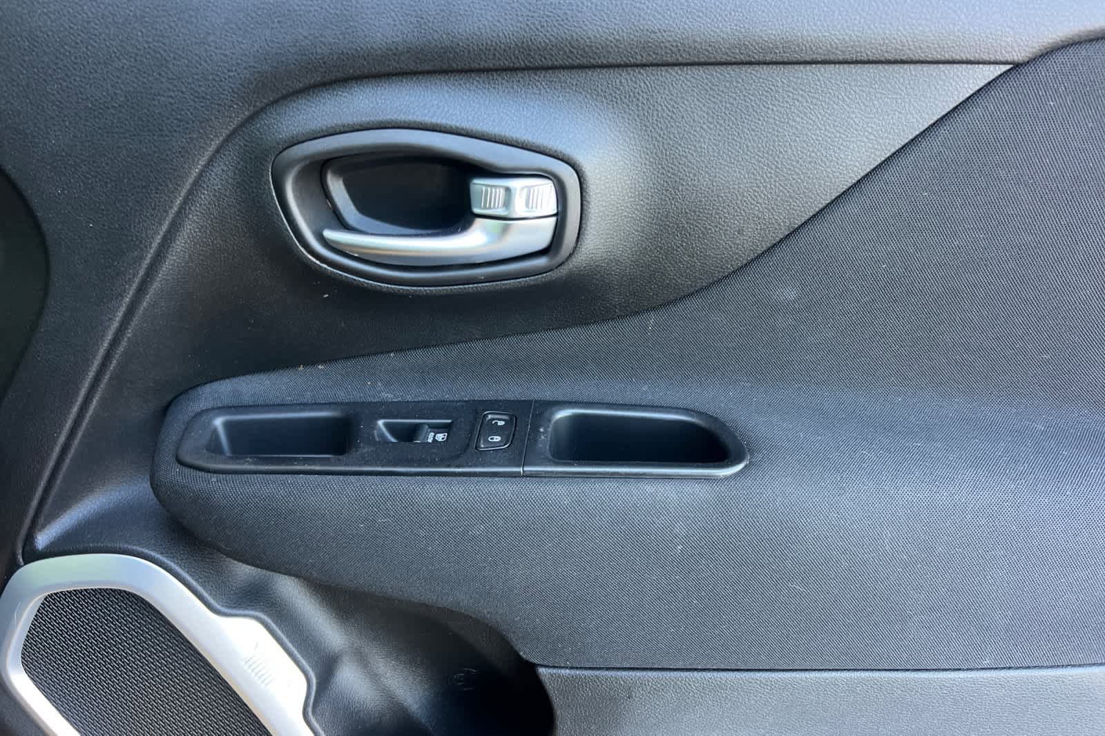 Used 2018 Jeep Renegade Latitude FWD image 18
