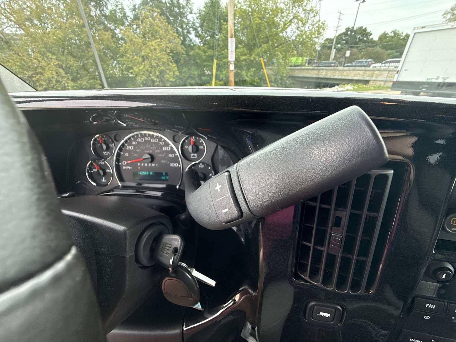 Used 2015 Chevrolet Express 2500 RWD image 15