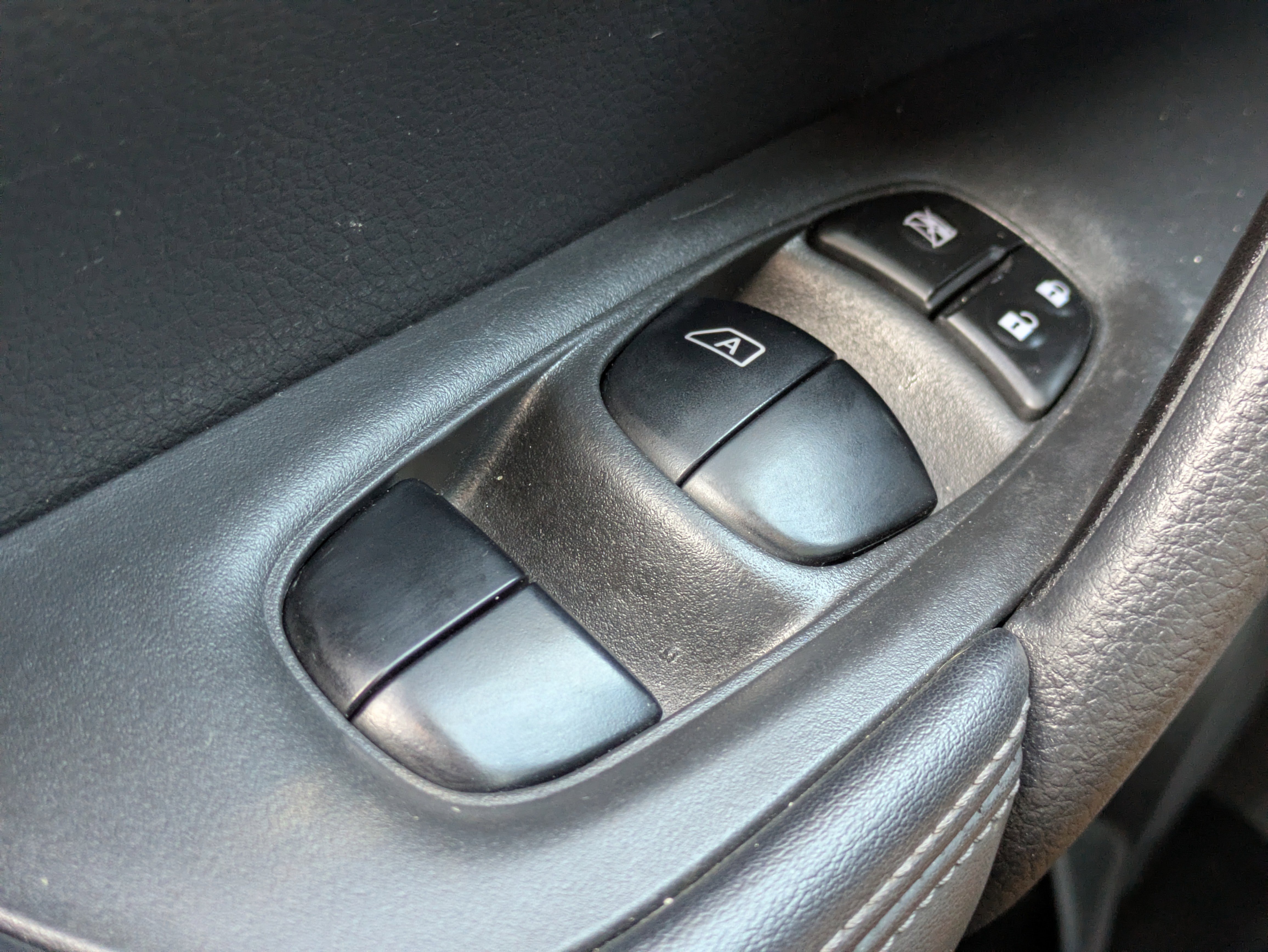 Used 2018 Nissan Rogue SV image 22