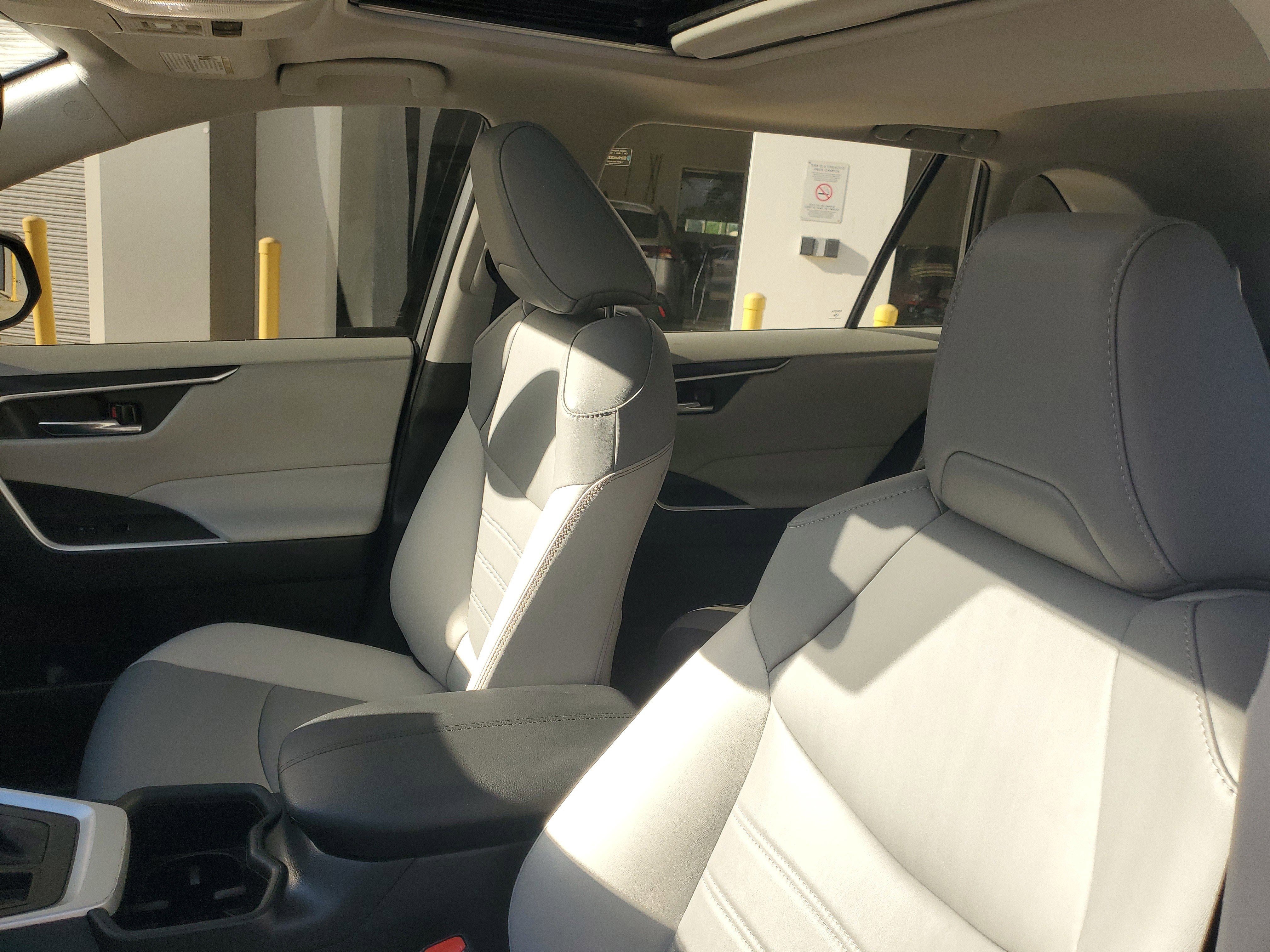 Used 2022 Toyota RAV4 XLE Premium image 20