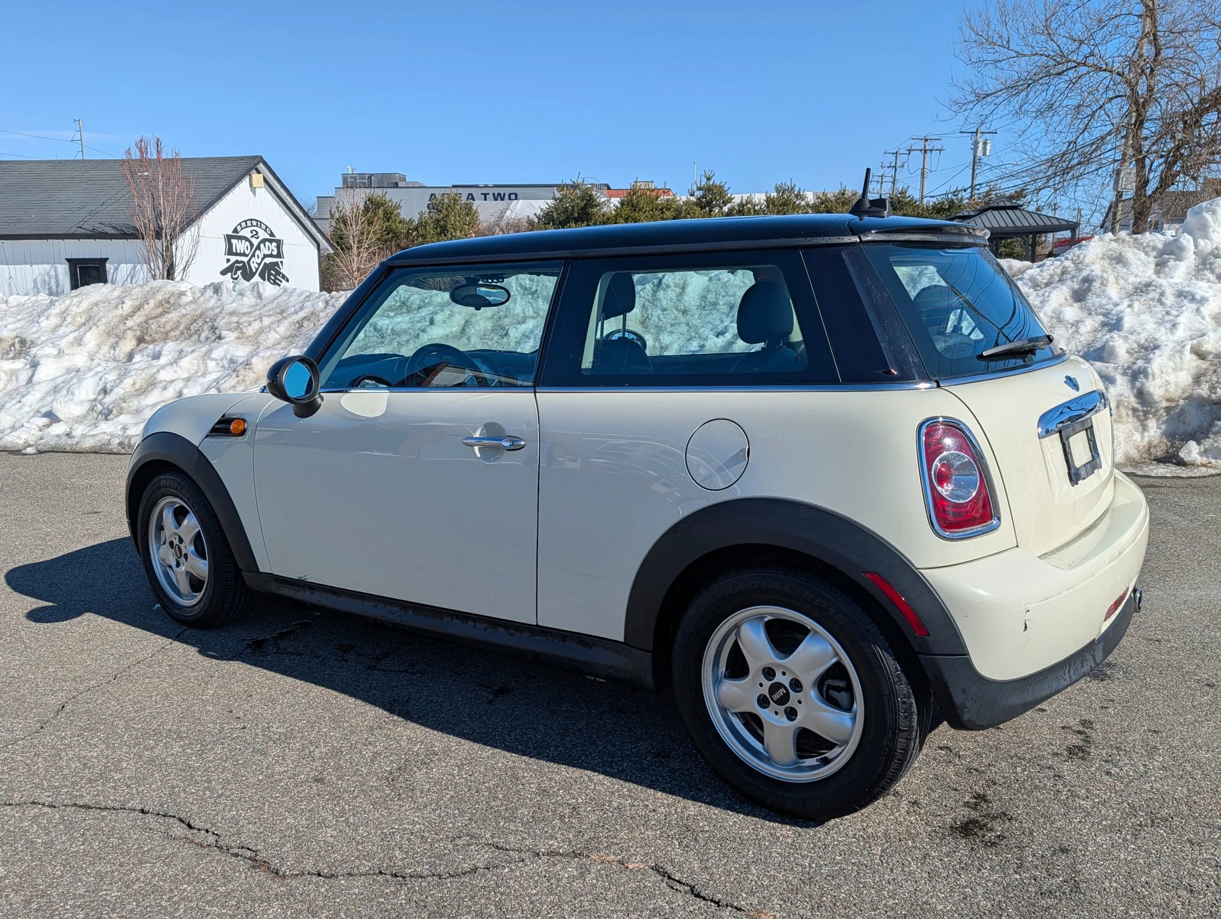 Used 2011 MINI Cooper Hardtop image 2