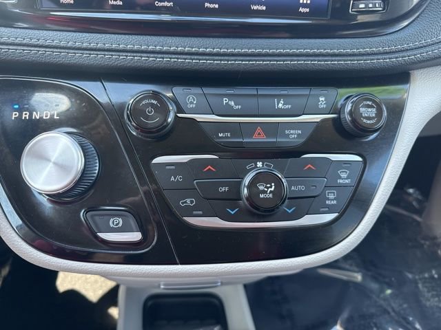 Used 2023 Chrysler Pacifica Touring-L image 7