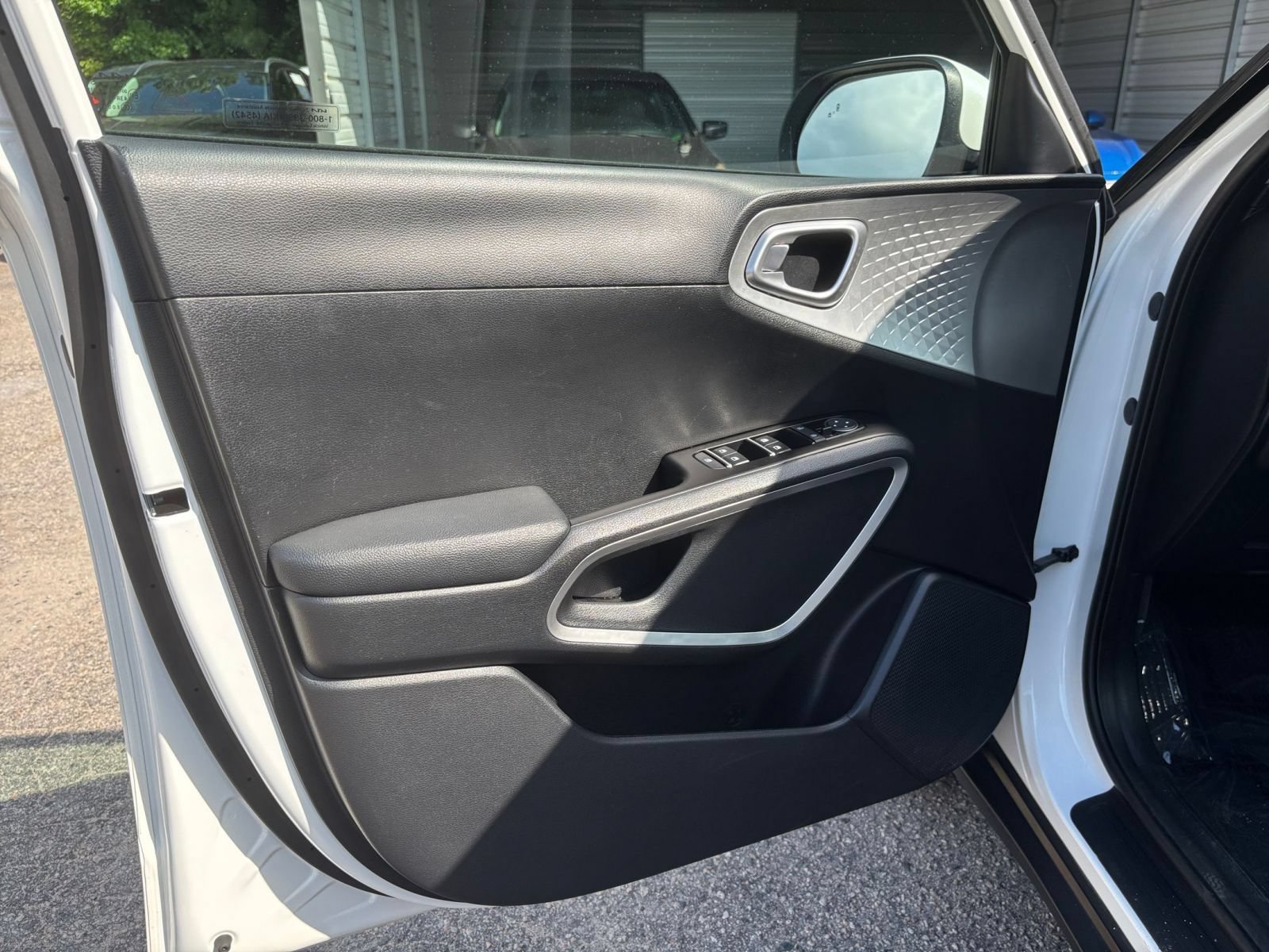 Used 2025 Kia Soul LX w/ LX Technology Package FWD image 18