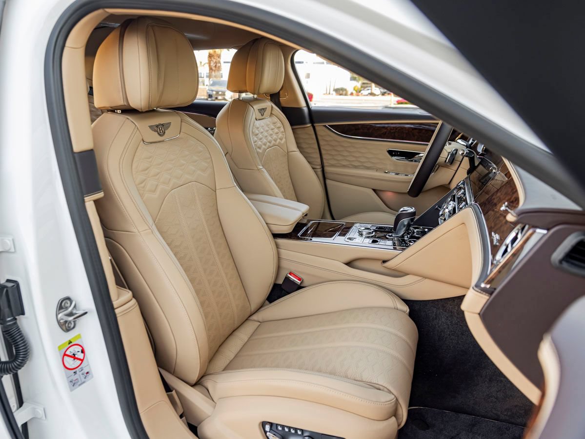 Used 2025 Bentley Flying Spur Plug-In Hybrid AWD/4WD image 31