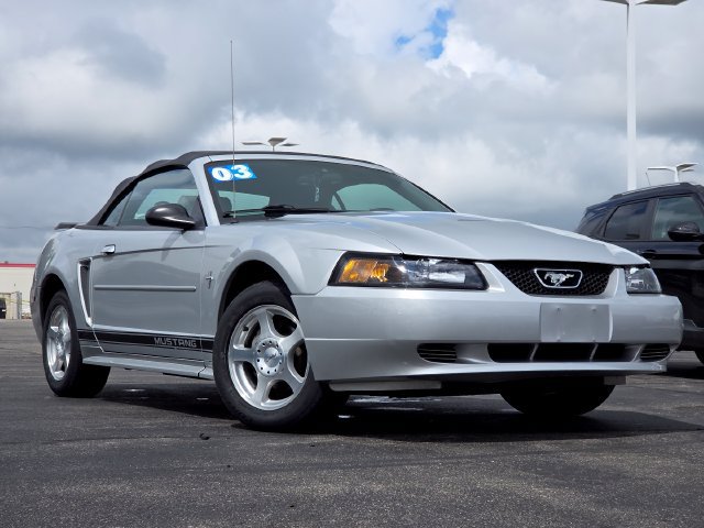 Used 2003 Ford Mustang Convertible RWD image 2