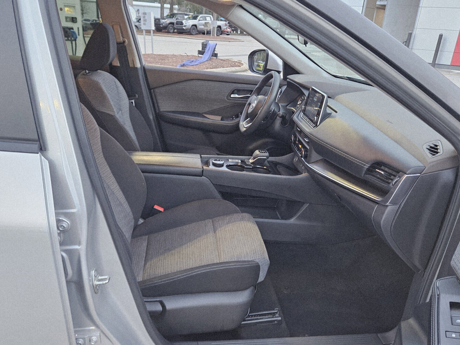 Used 2023 Nissan Rogue SV image 18