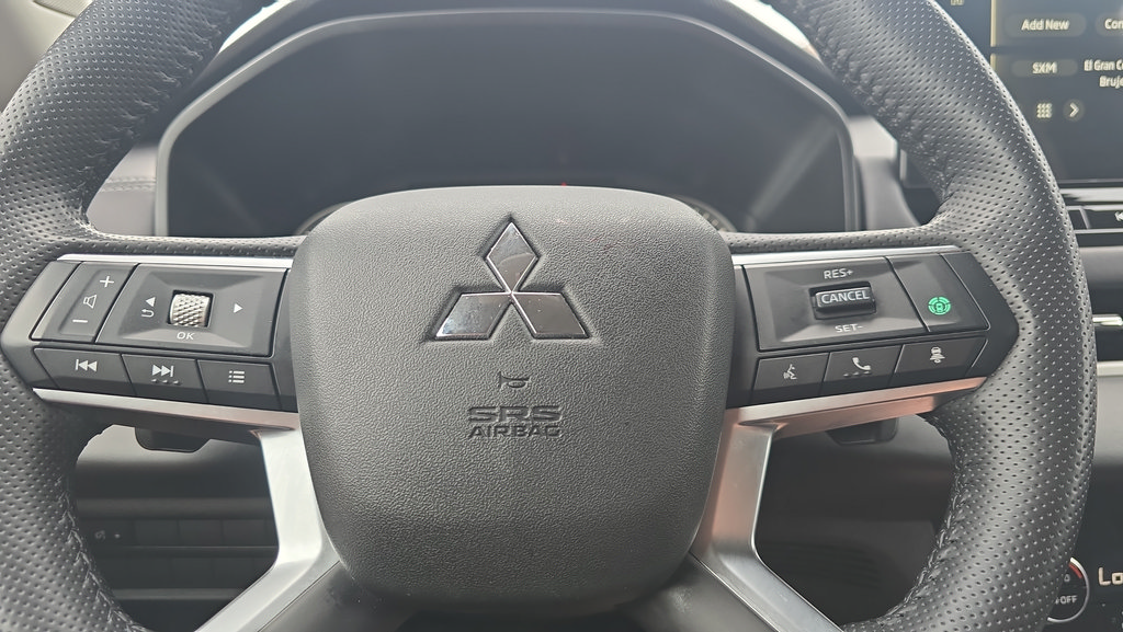 Used 2025 Mitsubishi Outlander SE FWD image 12