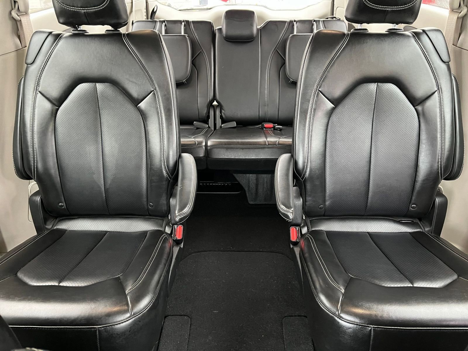 Used 2024 Chrysler Pacifica Touring-L image 37