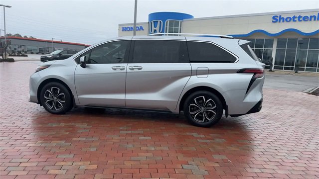 Used 2025 Toyota Sienna Platinum image 8