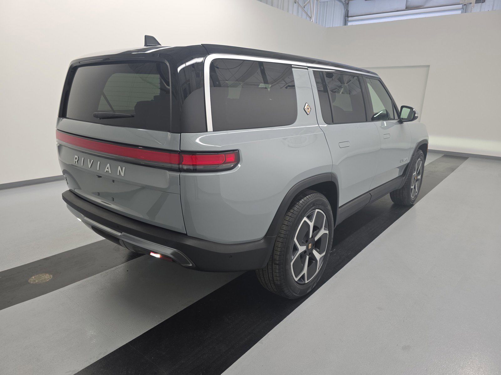 Used 2024 Rivian R1S Adventure image 5