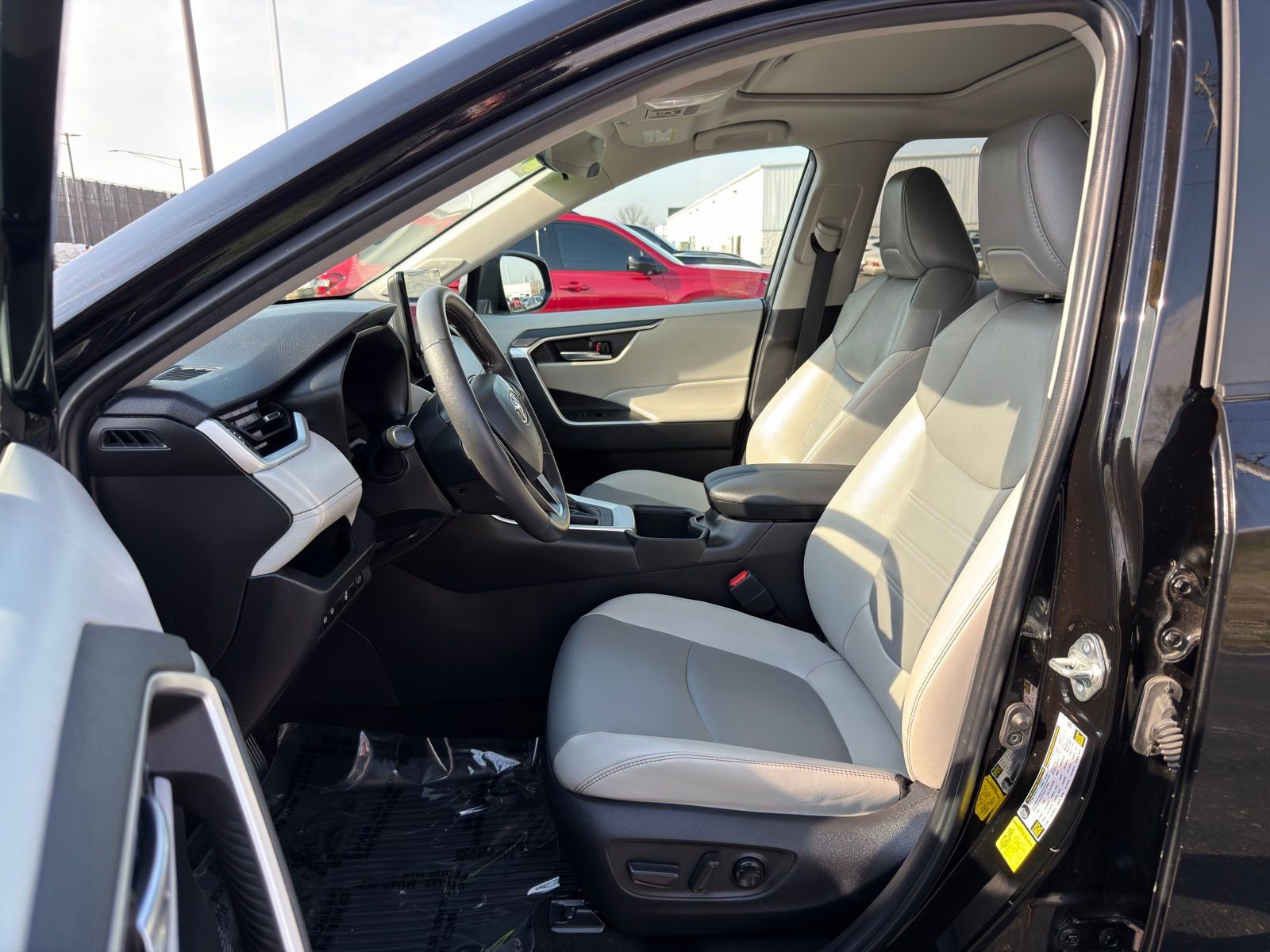 Used 2023 Toyota RAV4 XLE Premium image 12