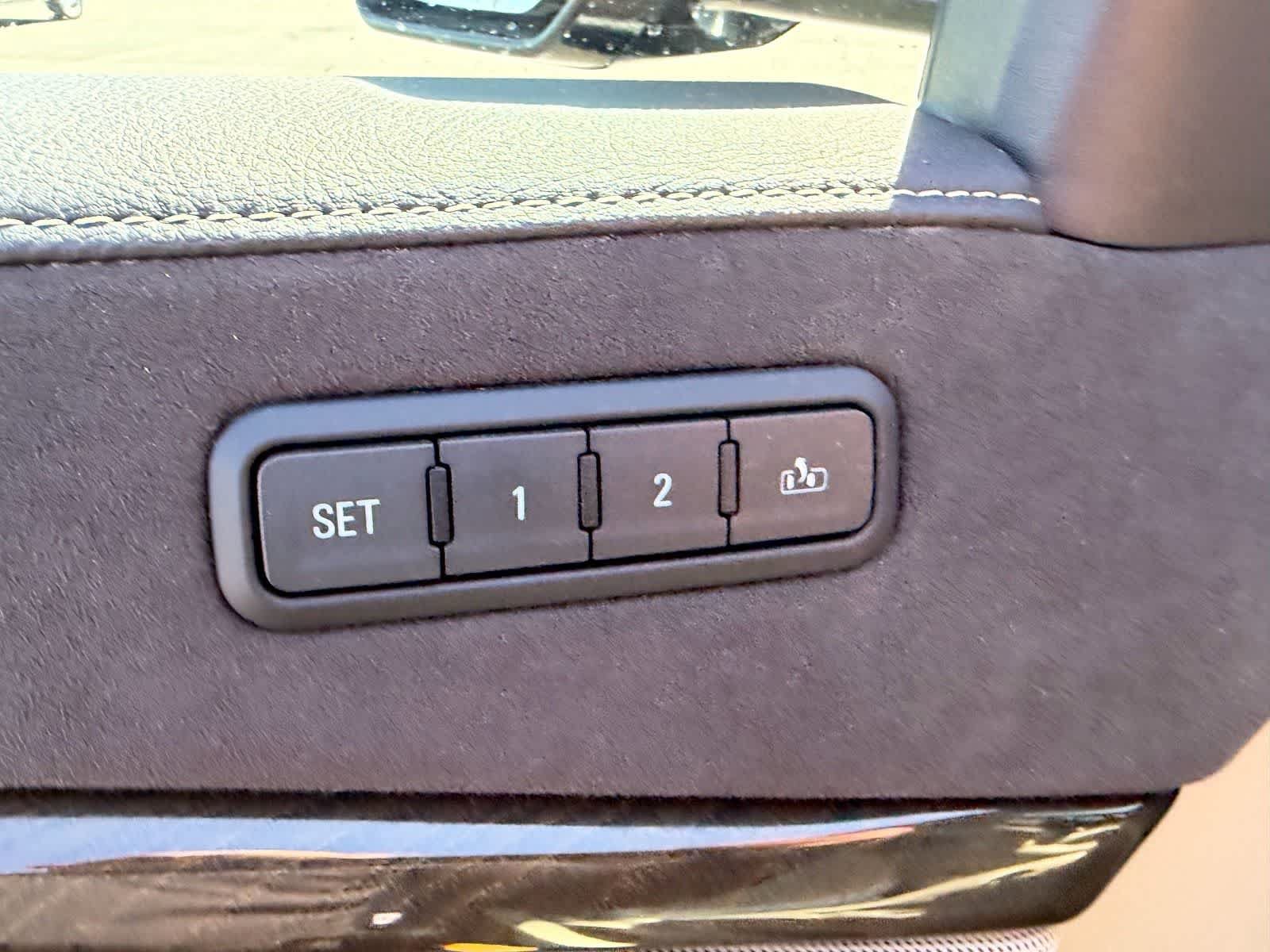 Used 2018 Cadillac Escalade Premium Luxury AWD/4WD image 9