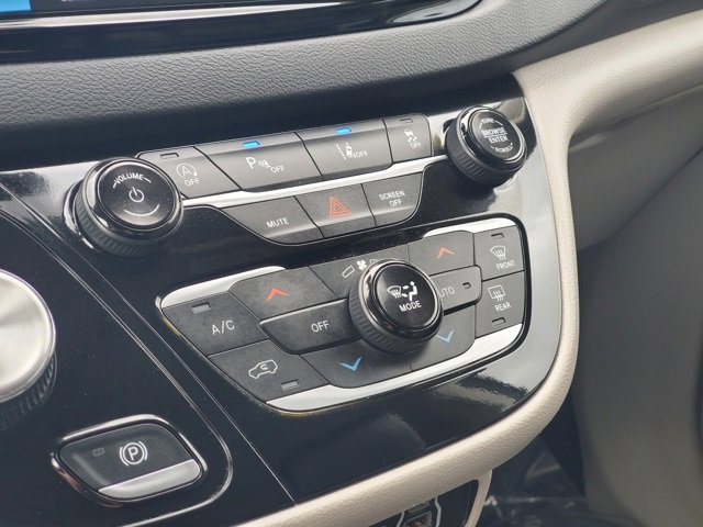 Certified 2024 Chrysler Pacifica Touring-L image 20