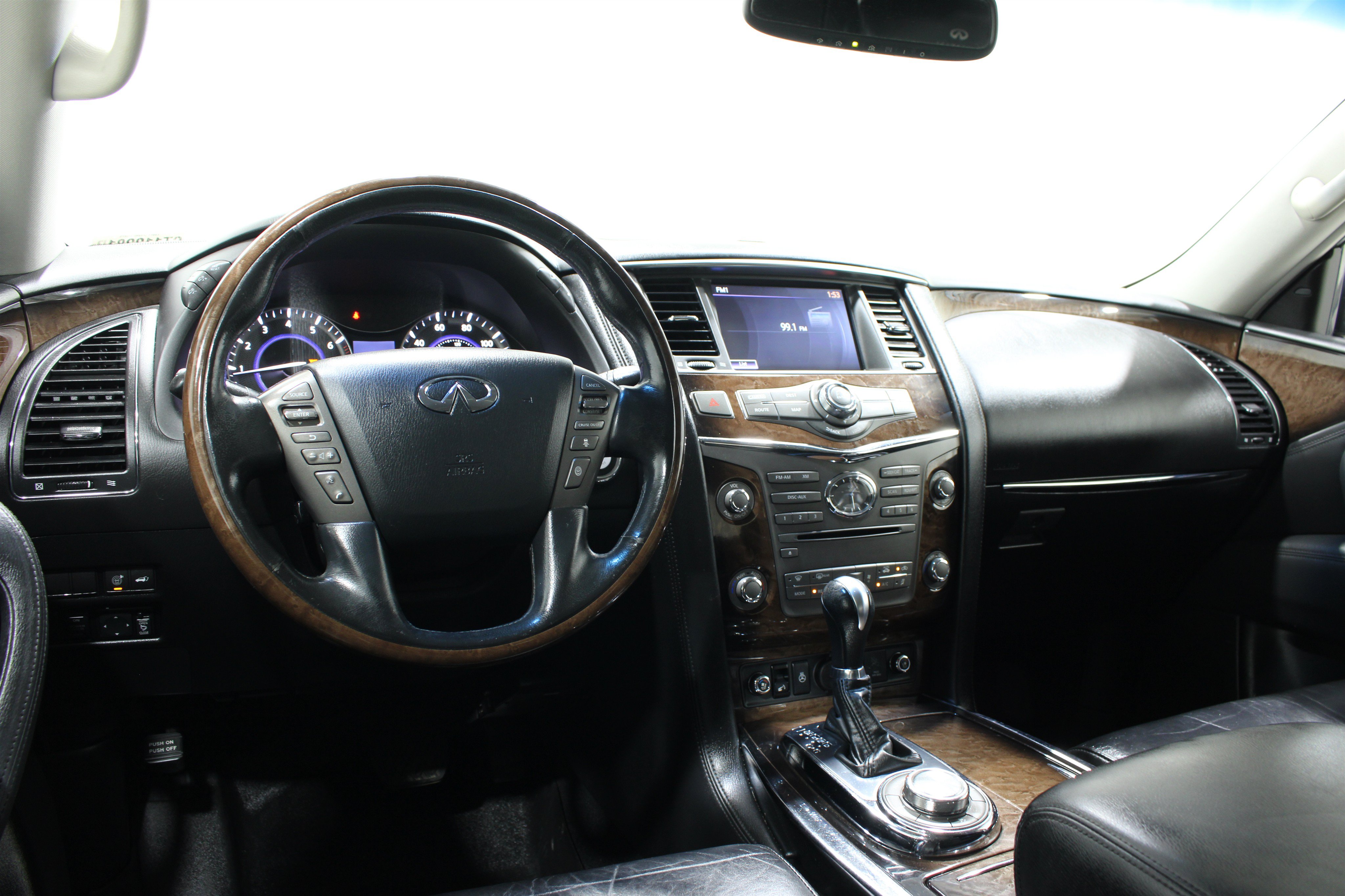 Used 2011 INFINITI QX56 4WD w/ Deluxe Touring Pkg image 2