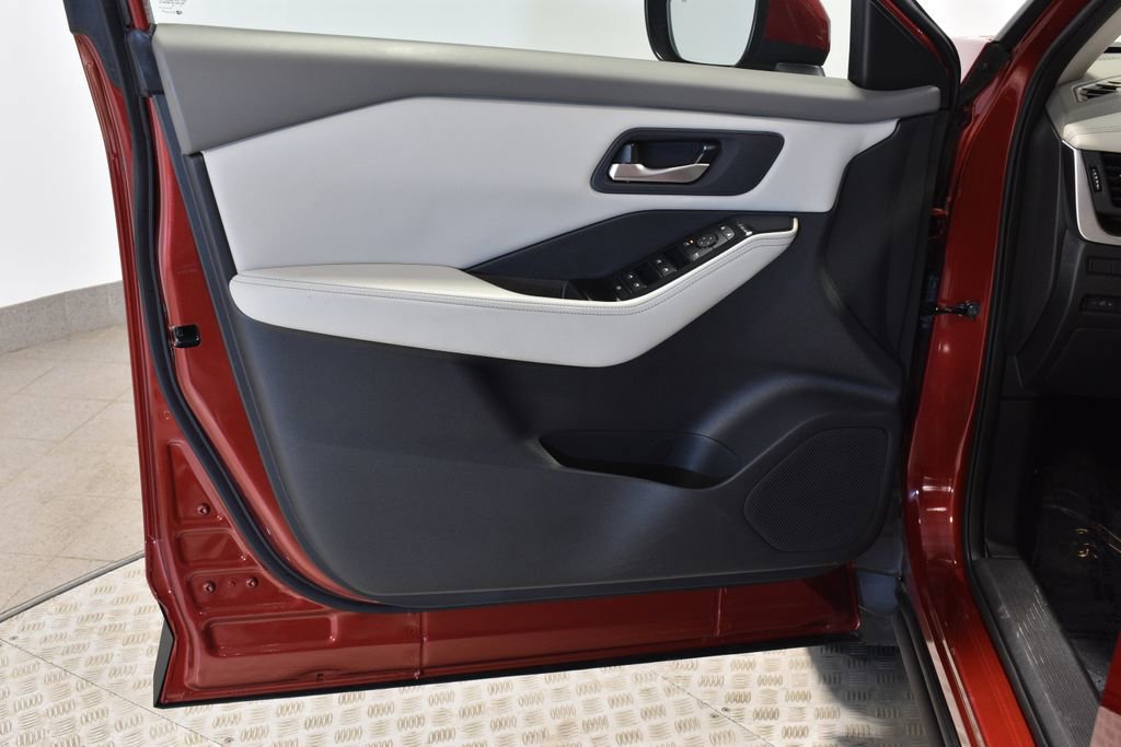 Used 2025 Nissan Rogue SV image 12