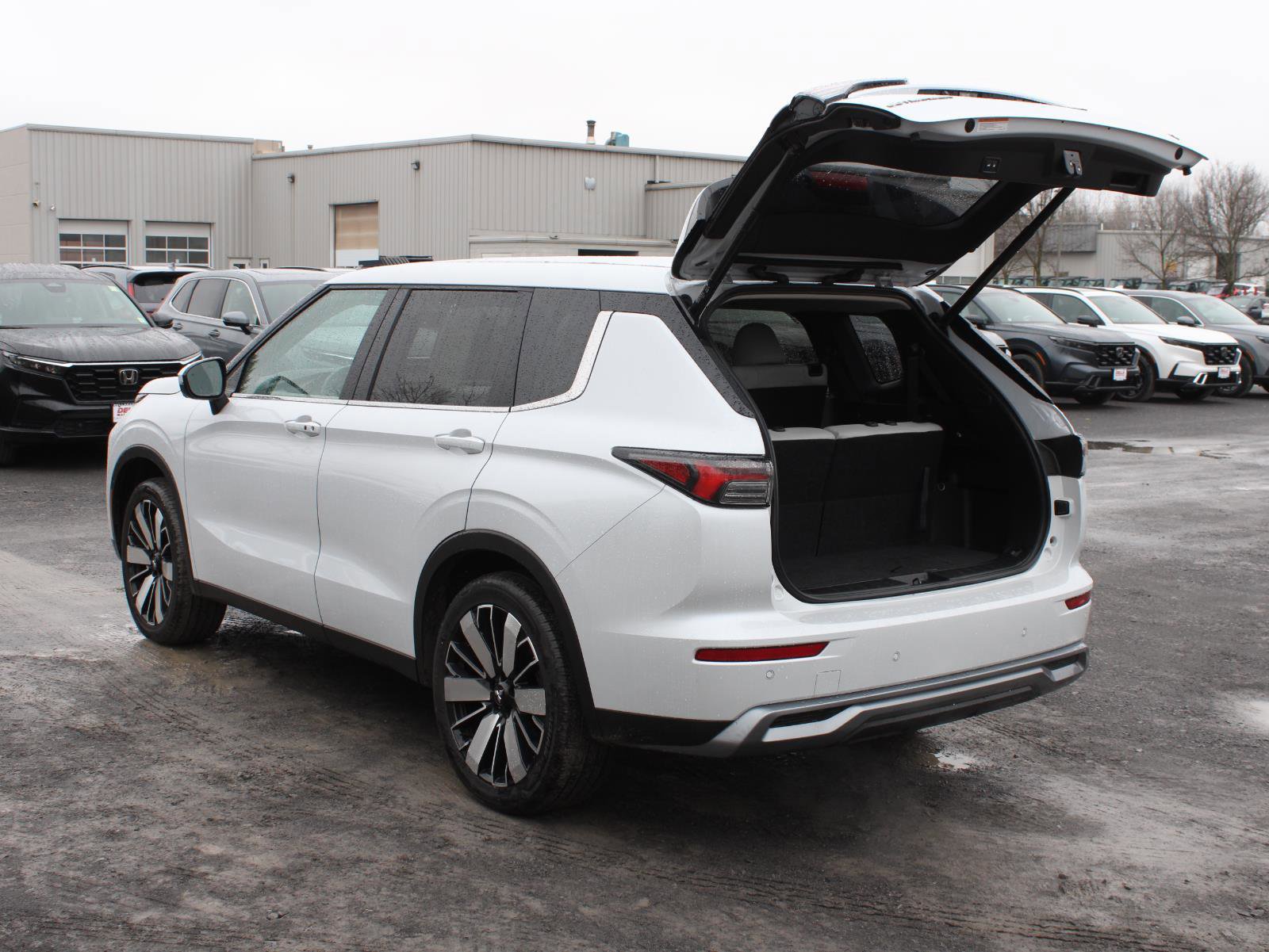 Used 2025 Mitsubishi Outlander SE AWD/4WD image 7