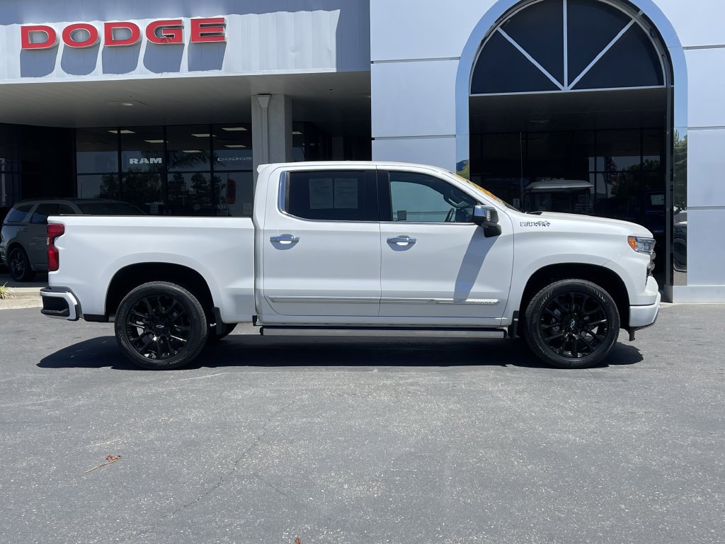 Used 2023 Chevrolet Silverado 1500 High Country w/ High Country Premium Package AWD/4WD image 3