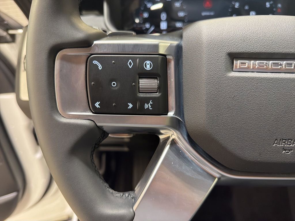 Used 2025 Land Rover Discovery S image 12