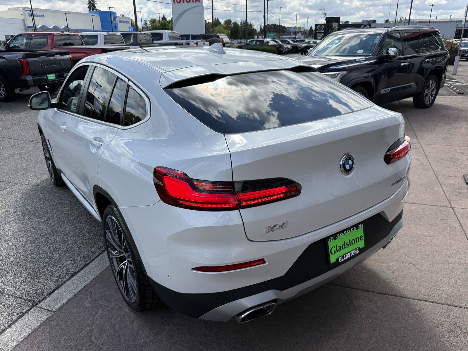 Used 2024 BMW X4 xDrive30i w/ Premium Package AWD/4WD image 4