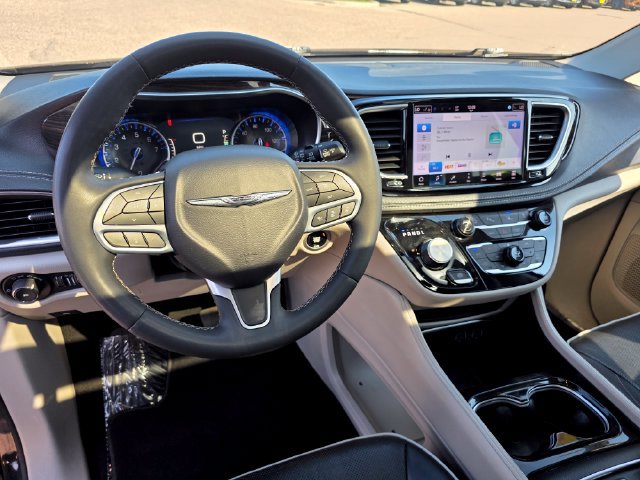 Used 2024 Chrysler Pacifica Limited FWD image 18