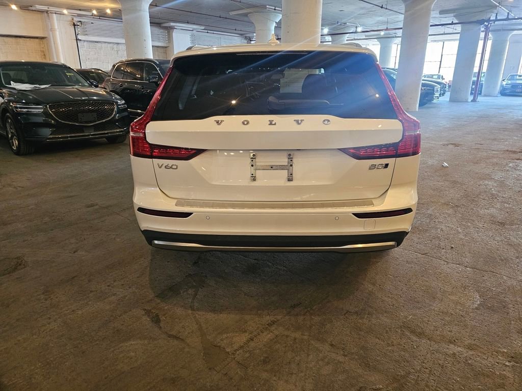 Certified 2024 Volvo V60 B5 Cross Country Plus image 3