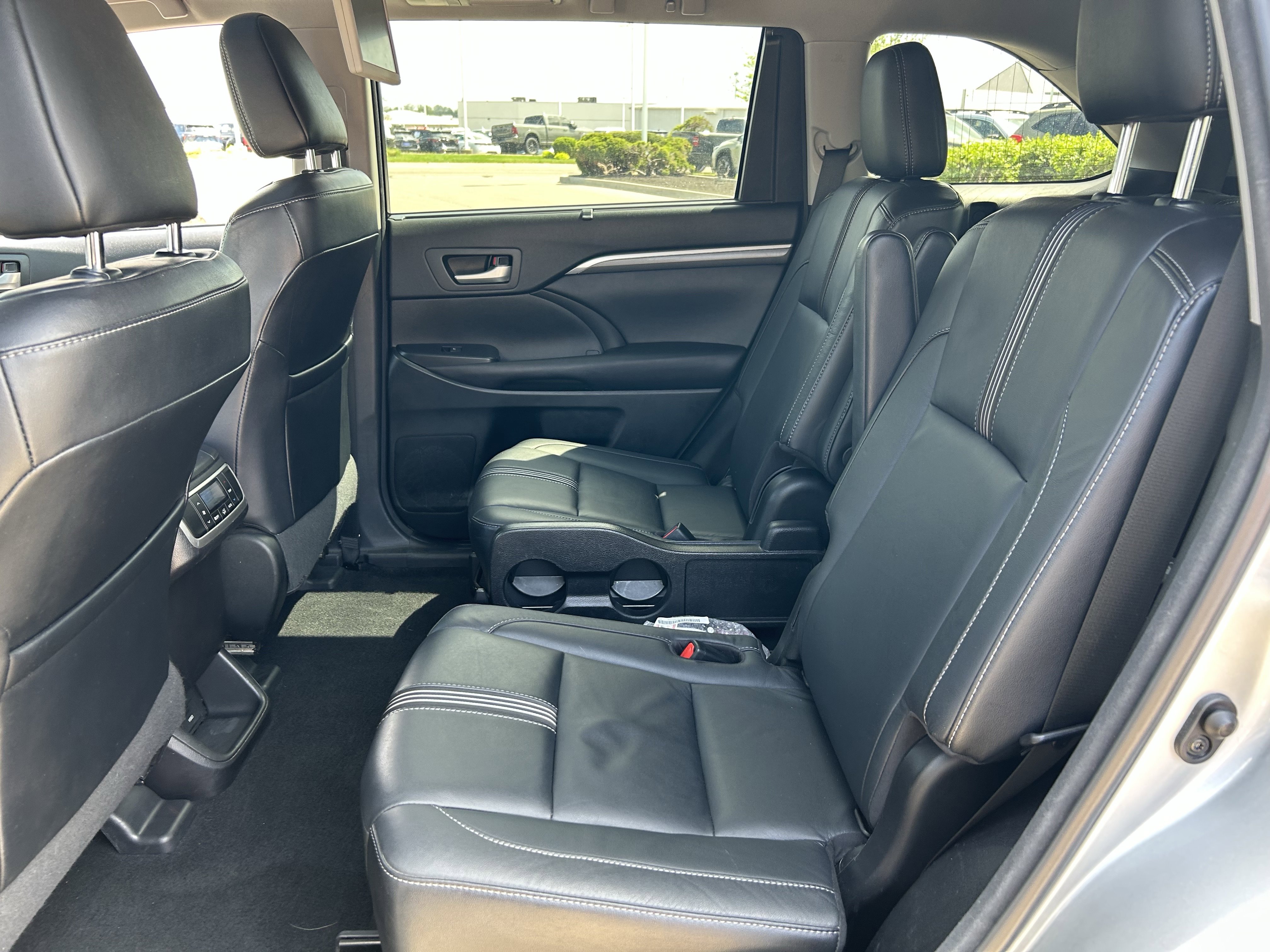 Used 2017 Toyota Highlander SE AWD/4WD image 24