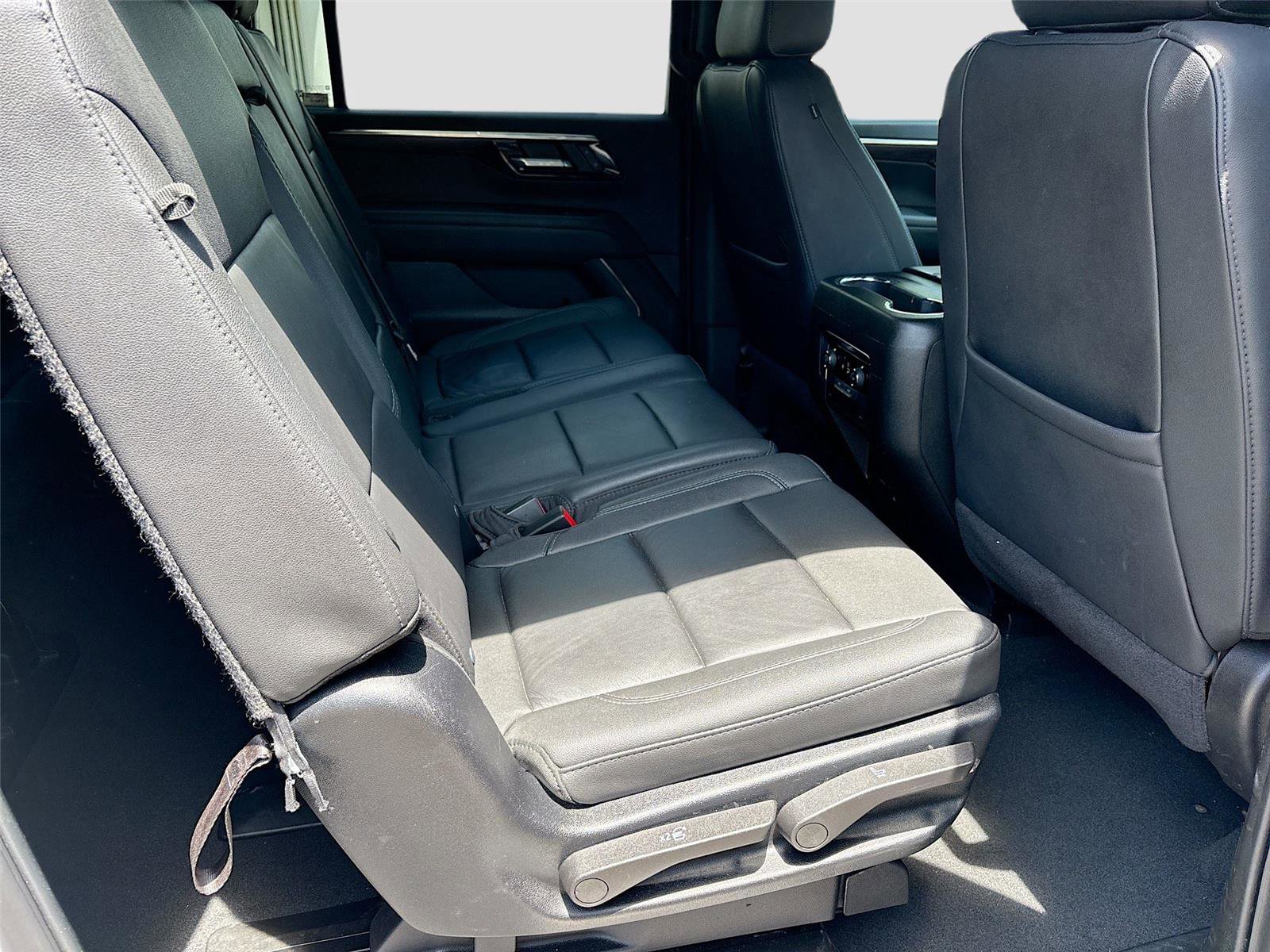 Used 2025 Chevrolet Suburban Z71 AWD/4WD image 29