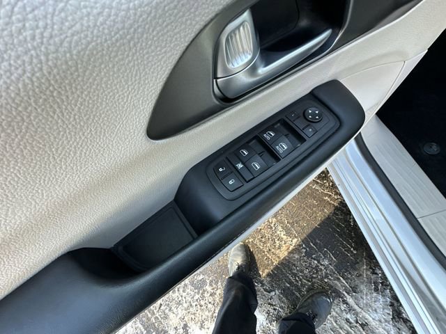 Used 2024 Chrysler Pacifica Touring-L image 17