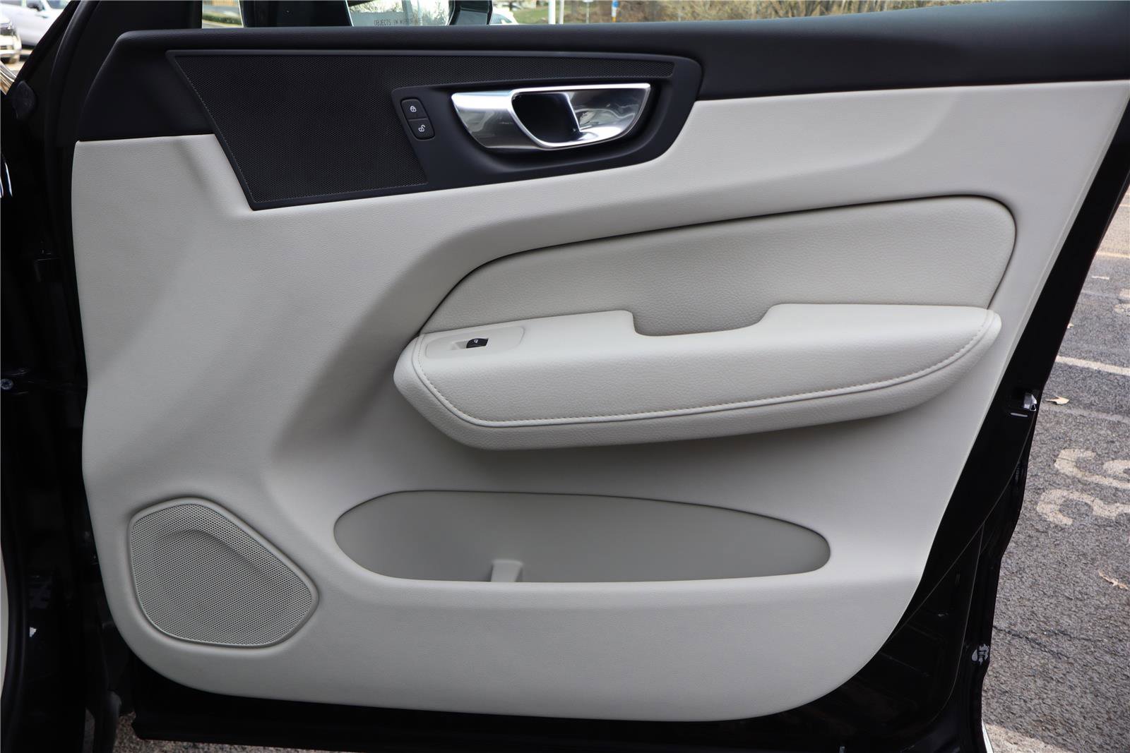 Used 2021 Volvo XC60 T5 Momentum w/ Premium Package image 28